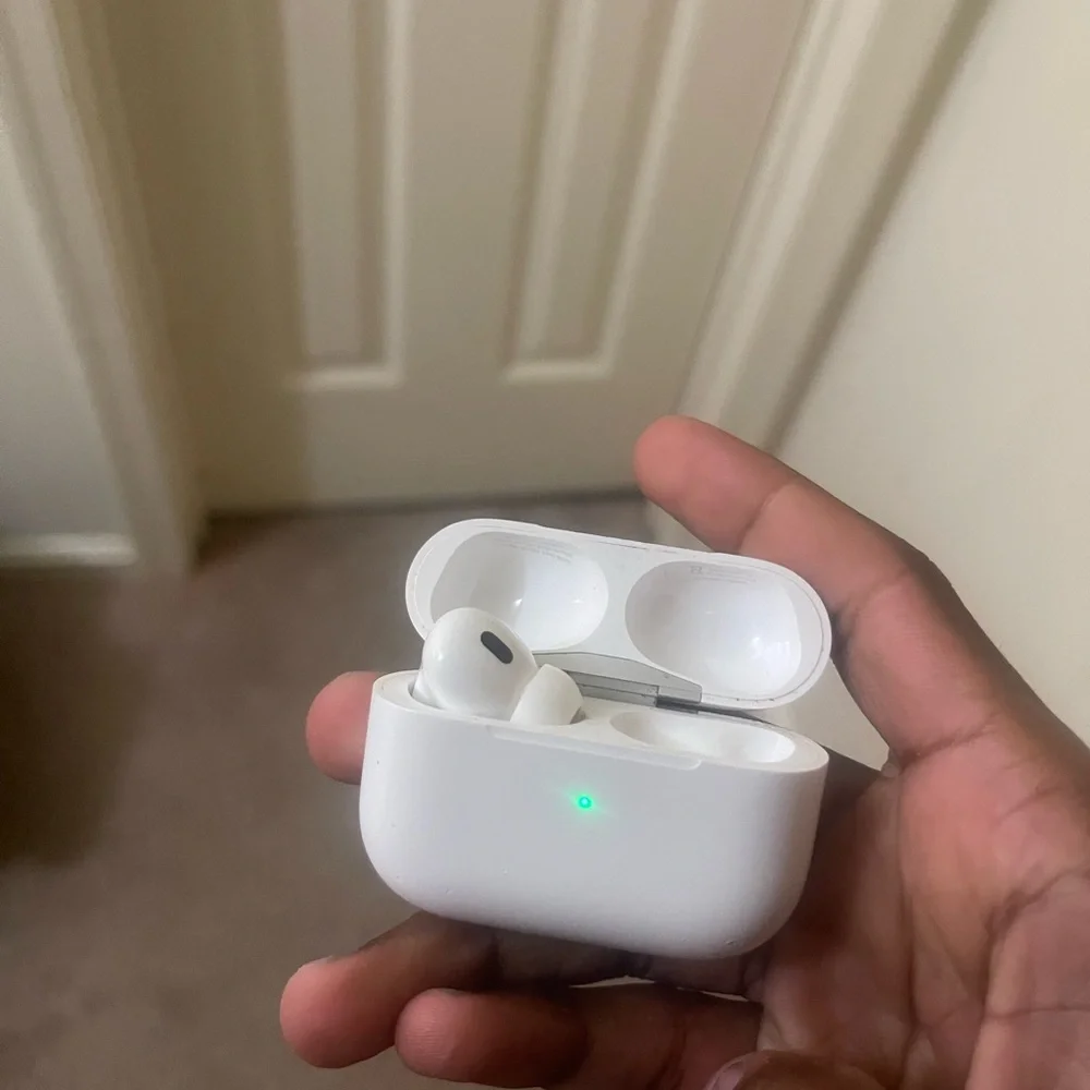 Apple White Bluetooth Headset with Noise Cancellation